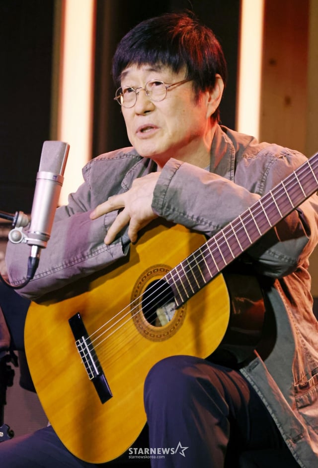 가수 김창완이 27일 오후 서울 종로구 팡타캐라지에서 진행된 싱글 'Seventy' 발매 기자간담회에서 인사말을 하고 있다. 이번 싱글에는 'Seventy'와 유쾌한 정서의 팝록 '사랑해'가 수록됐다. /2026.01.27 /사진=이동훈 photoguy@
