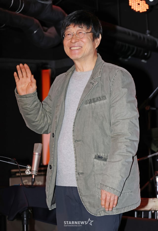 가수 김창완이 27일 오후 서울 종로구 팡타캐라지에서 진행된 싱글 'Seventy' 발매 기자간담회에서 포즈를 취하고 있다. 이번 싱글에는 'Seventy'와 유쾌한 정서의 팝록 '사랑해'가 수록됐다. /2026.01.27 /사진=이동훈 photoguy@