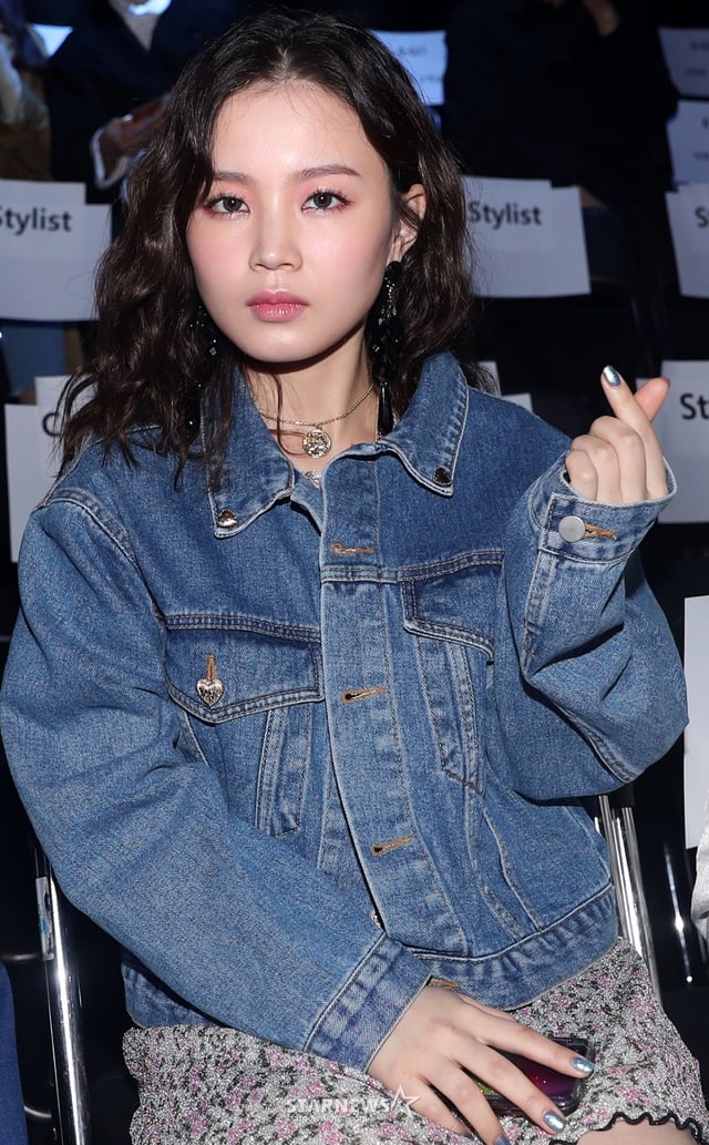 가수 이하이가 23일 오후 서울 중구 동대문디자인플라자(DDP)에서 열린 '2018 F/W 헤라서울패션위크-더센토르' 컬렉션에 참석해 포즈를 취하고 있다. 2018.03.23/사진=김휘선 기자 hwijpg@