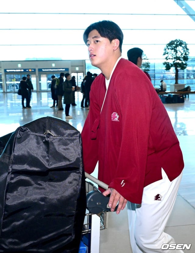 스프링캠프 출국장에 들어서고 있는 박준현.