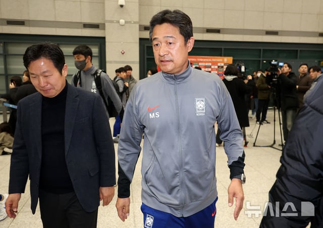 이민성 U-23 대표팀 감독이 지난 25일 인천국제공항 제1여객터미널을 통해 귀국해 취재진과 인터뷰를 마친 후 이동하고 있다. /사진=뉴시스