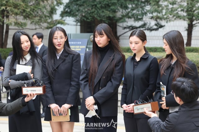 (서울=뉴스1) 황기선 기자 = 그룹 뉴진스(왼쪽부터 하니, 민지, 혜인, 해린, 다니엘)가 7일 서울 서초구 서울중앙지방법원에서 어도어 측이 멤버들을 상대로 제기한 ‘기획사 지위보전 및 광고계약 체결 등 금지’ 가처분 첫 심문기일을 마친 후 취재진 질문에 답하고 있다. 2025.3.7/뉴스1 Copyright © 뉴스1. All rights reserved. 무단 전재 및 재배포, AI학습 이용 금지. /사진=(서울=뉴스1) 황기선 기자