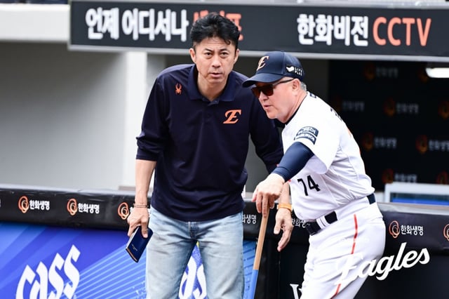 한화 이글스 손혁(왼쪽) 단장과 김경문 감독. /사진=한화 이글스 제공