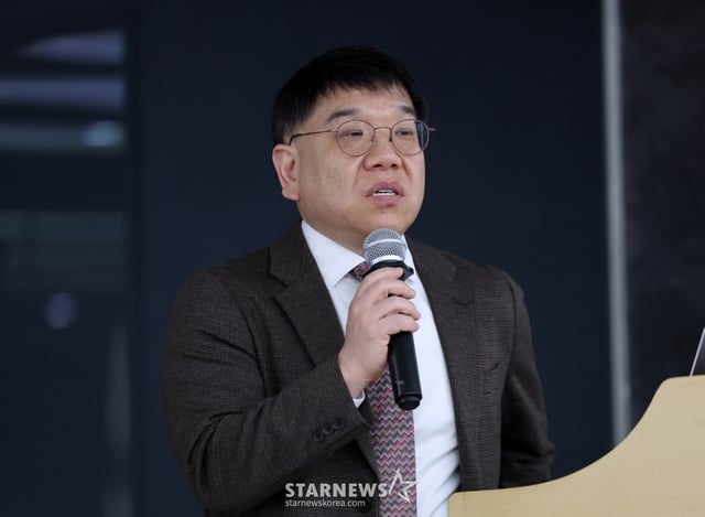 [서울=뉴시스] 배훈식 기자 = 민희진 전 어도어 대표 법률대리인 김선웅 변호사가 28일 오후 서울 종로구 교원종각빌딩에서 열린 기자회견에서 아이돌 그룹 뉴진스 템퍼링 의혹에 대해 발언하고 있다. 2026.01.28. dahora83@newsis.com /사진=배훈식