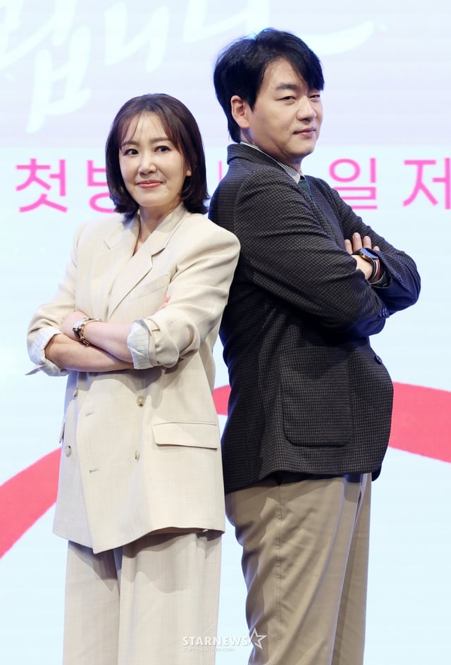 배우 유호정, 김승수가 28일 서울 구로구 더세인트에서 진행된 KBS 2TV 주말드라마 '사랑을 처방해 드립니다' 제작발표회에 참석해 포즈를 취하고 있다. /2026.01.28 /사진=김휘선 hwijpg@