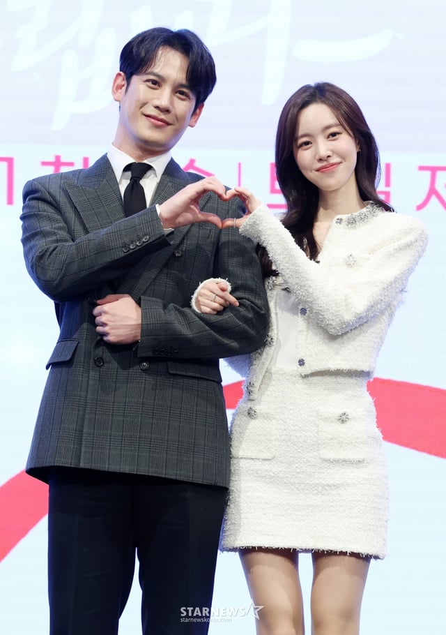 배우 박기웅, 진세연이 28일 서울 구로구 더세인트에서 진행된 KBS 2TV 주말드라마 '사랑을 처방해 드립니다' 제작발표회에 참석해 포즈를 취하고 있다. /2026.01.28 /사진=김휘선 hwijpg@