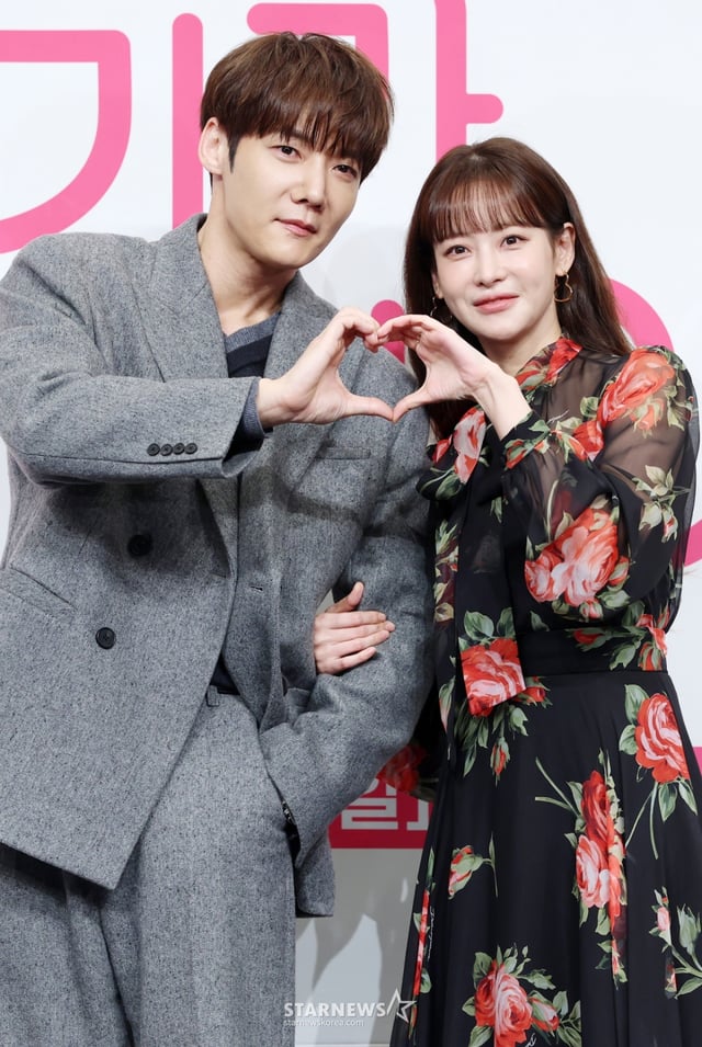 배우 최진혁, 오연서가 13일 서울 구로구 더링크호텔에서 진행된 채널A 토일드라마 '아기가 생겼어요' 제작발표회에 참석해 포즈를 취하고 있다. /2026.01.13 /사진=김휘선 hwijpg@