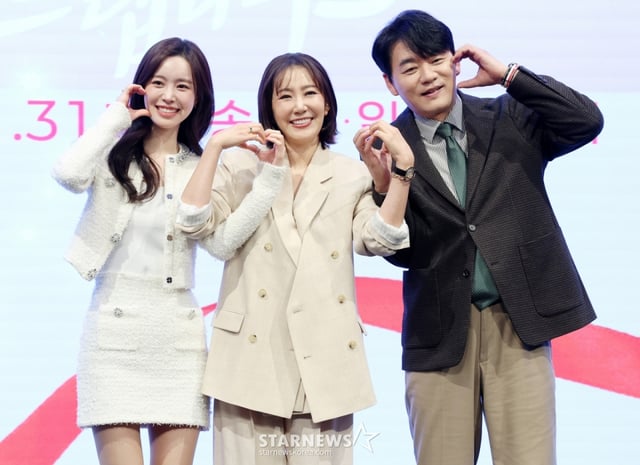 배우 진세연, 유호정, 김승수가 28일 서울 구로구 더세인트에서 진행된 KBS 2TV 주말드라마 '사랑을 처방해 드립니다' 제작발표회에 참석해 포즈를 취하고 있다. /2026.01.28 /사진=김휘선 hwijpg@