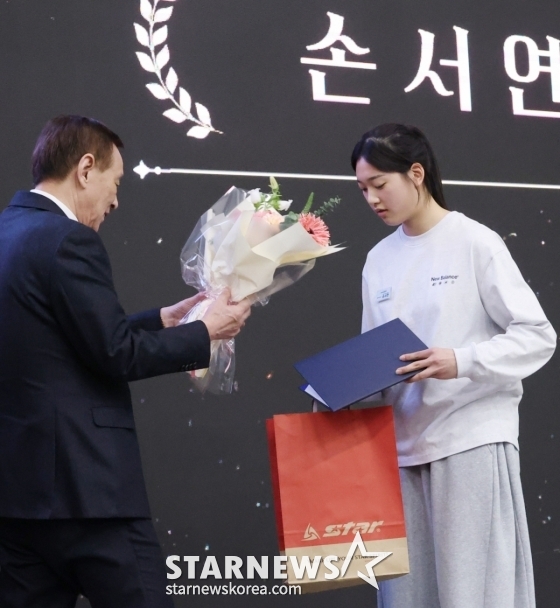 MVP를 수상하는 손서연의 모습. /사진=김진경 대기자
