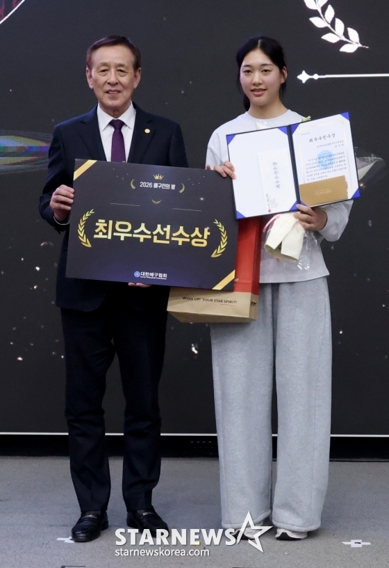 오한남(왼쪽) 대한배구협회장과 손서연. /사진=김진경 대기자