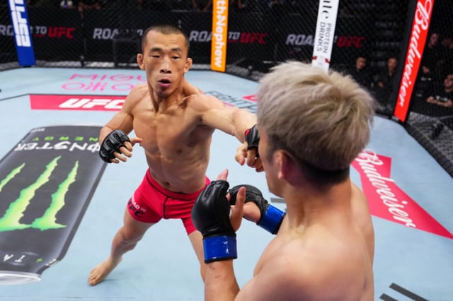 김상욱(왼쪽)과 카미야 다이치 경기 중. /사진=UFC 공식 제공