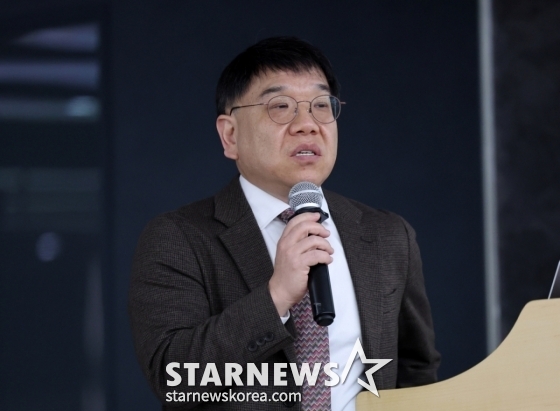 [서울=뉴시스] 배훈식 기자 = 민희진 전 어도어 대표 법률대리인 김선웅 변호사가 28일 오후 서울 종로구 교원종각빌딩에서 열린 기자회견에서 아이돌 그룹 뉴진스 템퍼링 의혹에 대해 발언하고 있다. 2026.01.28. dahora83@newsis.com /사진=배훈식