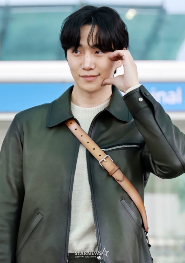 가수 겸 배우 이준호가 벨루티 26W 파리 패션위크 일정 차 19일 오전 인천국제공항을 통해 출국하고 있다. 2026.01.19 /사진=임성균 tjdrbs23@