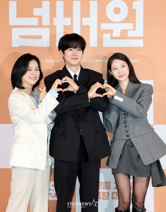 (Seoul = News1) Reporter Kim Jin-hwan = Actors Jang Hye-jin (from left), Choi Woo-sik, and Gong Seung-yeon pose at the press conference for the movie 'Number One' held at CGV Yongsan I'Park Mall in Yongsan-gu, Seoul on the 29th. In the movie "Number One," Ha-min (Choi Woo-sik?), who started to see the number decreasing one by one every time he ate his mother's food?If the number becomes 0, mother Eun-sil (Jang Hye-jin?It will be released on the 11th of next month as a story about trying to protect her mother when she learns that she is dying. 2026.1.29/News1 Copyright © News1. All rights reserved. Unauthorized reproduction and redistribution, prohibition of using AI learning. /Photo = (Seoul = News 1) Reporter Kim Jin-hwan