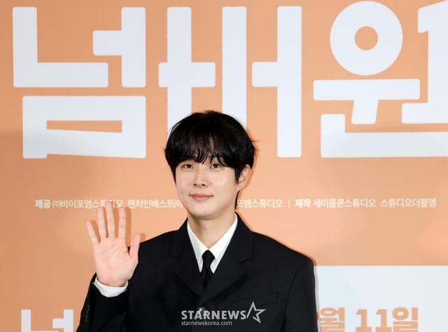 (Seoul = News1) Reporter Kim Jin-hwan = Actor Choi Woo-sik poses at a press conference for the movie 'Number One' held at CGV Yongsan I'Park Mall in Yongsan-gu, Seoul on the 29th. In the movie "Number One," Ha-min (Choi Woo-sik?), who started to see the number decreasing one by one every time he ate his mother's food?If the number becomes 0, mother Eun-sil (Jang Hye-jin?It will be released on the 11th of next month as a story about trying to protect her mother when she learns that she is dying. 2026.1.29/News1 Copyright © News1. All rights reserved. Unauthorized reproduction and redistribution, prohibition of using AI learning. /Photo = (Seoul = News 1) Reporter Kim Jin-hwan