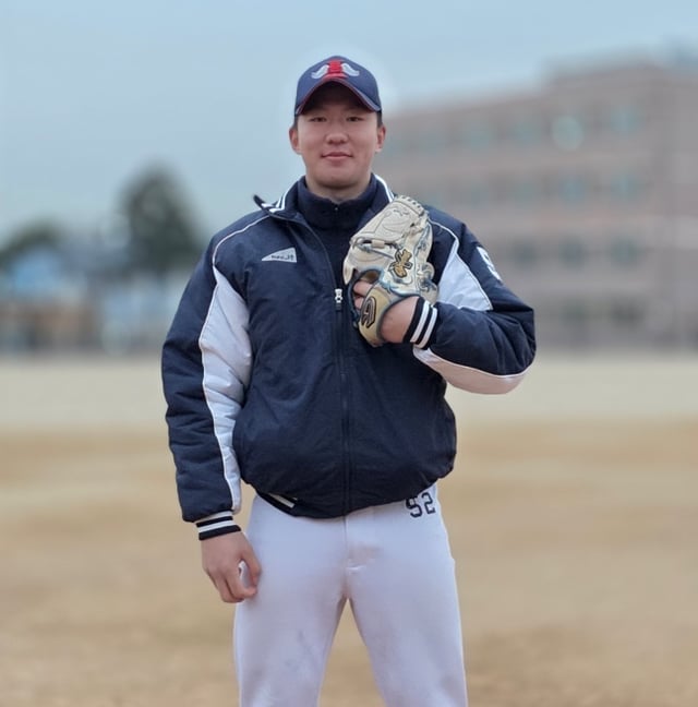 마산고 김경록이 26일 마산고 운동장에서 스타뉴스의 사진 촬영에 응하고 있다. /사진=김동윤 기자