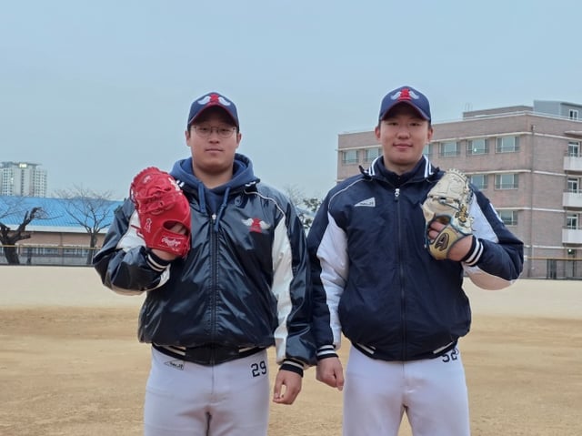 마산고 김경록(오른쪽)과 이윤성이 26일 마산고 운동장에서 스타뉴스의 사진 촬영에 응하고 있다. /사진=김동윤 기자