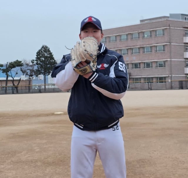 마산고 김경록이 26일 마산고 운동장에서 스타뉴스의 사진 촬영에 응하고 있다. /사진=김동윤 기자