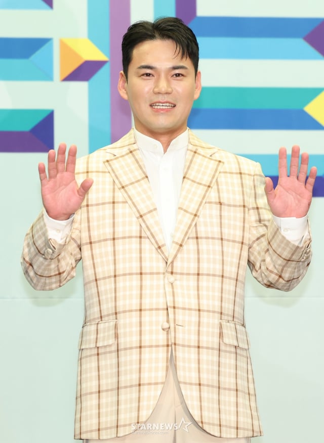 (서울=뉴스1) 권현진 기자 = 가수 천록담(이정)이 2025년 3월 24일 오전 서울 마포구 상암동 스탠포드호텔에서 열린 TV조선 '미스터트롯3' TOP7 기자간담회에 참석해 포즈를 취하고 있다. 2025.3.24/뉴스1  Copyright © 뉴스1. All rights reserved. 무단 전재 및 재배포,  AI학습 이용 금지. /사진=(서울=뉴스1) 권현진 기자