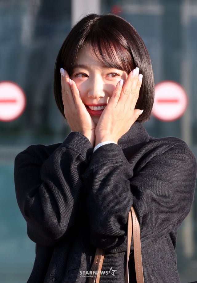 배우 박신혜가 브루넬로 쿠치넬리 'BC Duo Bag' 이벤트 차 홍콩으로 8일 오후 인천공항을 통해 출국하고 있다. 2025.04.08 /사진=임성균 tjdrbs23@