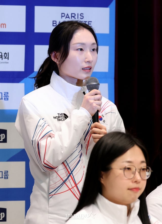 ショートトラックのチェ·ミンジョンが7日、鎮川(チンチョン)国家代表訓練場で開かれた2026ミラノ-コルティナ冬季五輪大会「d-30メディアデー」で記者たちの質問に答えている。 /写真=姜永祚(カン·ヨンジョ)先任記者