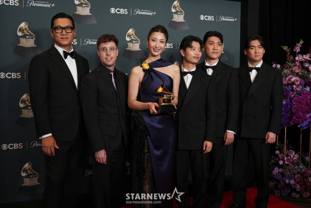 [로스앤젤레스=AP/뉴시스] '케이팝 데몬 헌터스'(케데헌) OST '골든'의 이재(EJAE, 가운데)와 프로듀싱팀이 1일(현지 시간) 미 캘리포니아주 로스앤젤레스 크립토닷컴 아레나에서 열린 제68회 그래미 어워즈에서 '베스트 송 리튼 포 비주얼 미디어' 상을 받은 후 프레스룸에서 기념 촬영을 하고 있다. 2026.02.02. /사진=민경찬