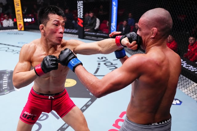 キム·サンウク(左)が1日(韓国時間)、オーストラリア·シドニーのクドスバンクアリーナで行われた「UFC325:ボルカノフスキーvsロペス2」アンダーカードROAD TO UFC(RTU)シーズン4ライト級決勝戦の試合中、左手ジャブをドーム·マルファンの顔面に的中している。 /写真=UFC公式提供