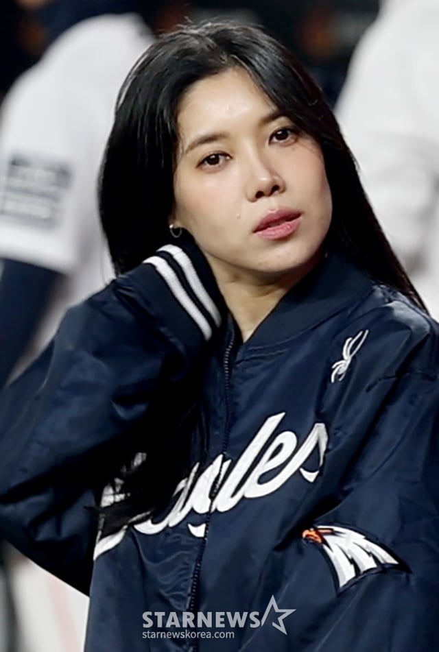 2025 KBO리그 플레이오프 5차전 한화 이글스 대 삼성 라이온즈전이 24일 대전 한화생명 볼파크에서 열렸다.  가수 배다해가 애국가 열창 후 남편 이장원의 승리기원 시구를 보기 위해 퇴장하고 있다. /사진=김진경 kim.jinkyung@