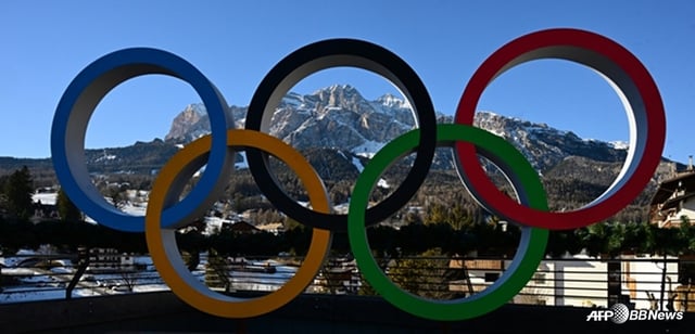 Tác phẩm điêu khắc cờ Olympic được lắp đặt tại Cortina Dampecho, Italy. /AFPBBNews = Tin tức 1