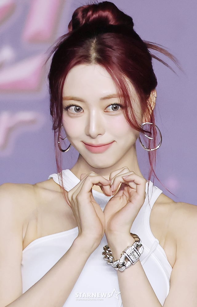 걸그룹 있지 유나가 26일 경기 일산킨텍t스에서 진행된 2025 SBS 가요대전 썸머 블루카펫 행사에 참석해 포즈를 취하고 있다. /2025.07.26 /사진=이동훈 photoguy@