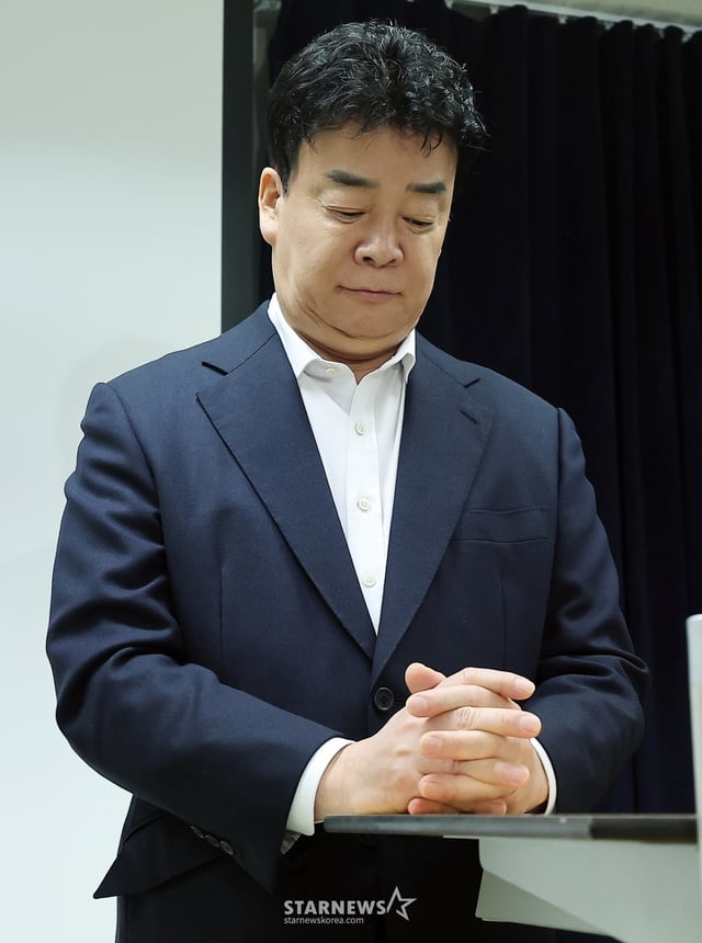 (서울=뉴스1) 김진환 기자 = 백종원 더본코리아 대표가 28일 서울 서초구 스페이스쉐어 강남역센터에서 열린 정기 주주총회에서 생각에 잠겨 있다. 2025.3.28/뉴스1 Copyright © 뉴스1. All rights reserved. 무단 전재 및 재배포, AI학습 이용 금지. /사진=(서울=뉴스1) 김진환 기자