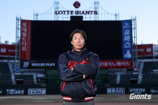다카츠 신고 스페셜 어드바이저가 부산 사직야구장에서 기념사진을 찍었다. /사진=롯데 자이언츠 제공