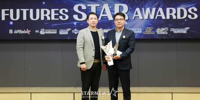 배구 부문 스타상 수상자 이지윤(중앙여고3·한국도로공사) 대리수상자인 아버지 이종현씨(오른쪽)가 24일 서울 중구 프레스센터에서 진행된 '2025 퓨처스 스타대상' 시상식에 참석해 수상한 뒤 최태웅 대한배구협회 유소년이사와 기념촬영을 하고 있다. /사진=김휘선 기자
