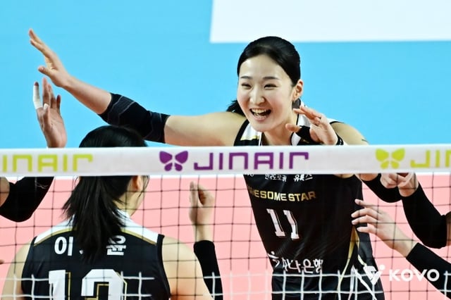 한국도로공사의 김세빈(오른쪽)과 이지윤. /사진=한국배구연맹 제공