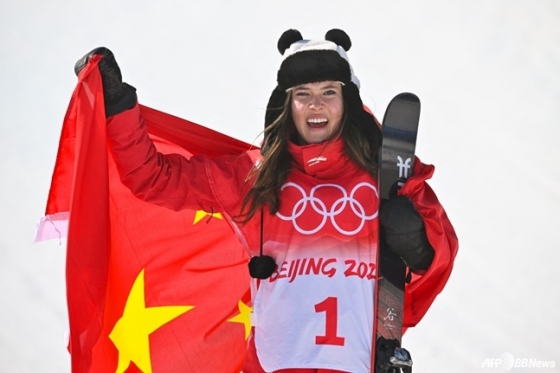グ·アイリングが2022北京五輪で金メダルが確定した後、中国国旗を広げて見せている。 /AFPBBNews=ニュース1