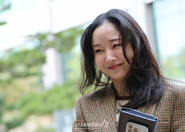 (서울=뉴스1) 오대일 기자 = 민희진 전 어도어 대표가 11일 오후 서울 서초구 서울중앙지방법원에서 열린 하이브와의 풋옵션 행사 관련 주식매매대금 청구 소송 2차 변론기일에 출석하고 있다. 2025.9.11/뉴스1 Copyright © 뉴스1. All rights reserved. 무단 전재 및 재배포, AI학습 이용 금지. /사진=(서울=뉴스1) 오대일 기자