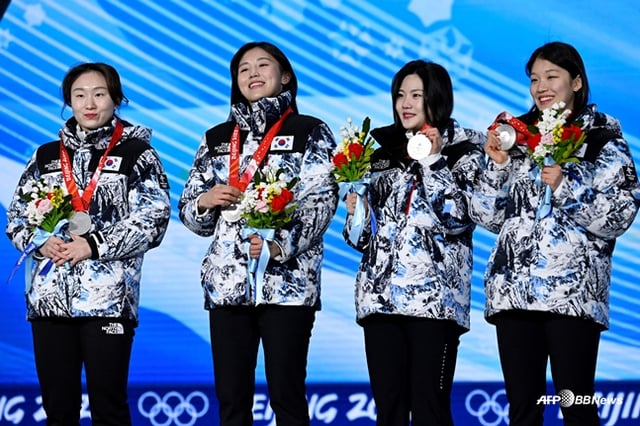 2022 베이징 동계올림픽에서 여자 계주 은메달을 획득했던 대표팀. 왼쪽부터 최민정, 김아랑, 이유빈, 서휘민. /AFPBBNews=뉴스1