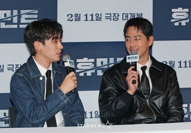 俳優パク·ジョンミン、チョ·インソンが4日午後、ソウルCGV龍山アイパークモールで行われた映画「ヒューミント」(監督リュ·スンワン)言論配給試写会および記者懇談会に参加し質問に答えている。 /2026.02.04 /写真=イ·ドンフン photoguy@