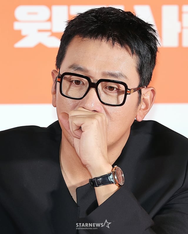 (ソウル=ニュース1)キム·ジンファン記者=監督兼俳優ハ·ジョンウが25日午後、ソウル江南区メガボックスコエックスで開かれた映画「上の家の人々」記者懇談会に参加し、考え込んでいる。 2025.11.25/ニュース1 Copyright © ニュース1. All rights reserved. 無断転載及び再配布、AI学習利用禁止。 /写真=(ソウル=ニュース1)金ジンファン記者