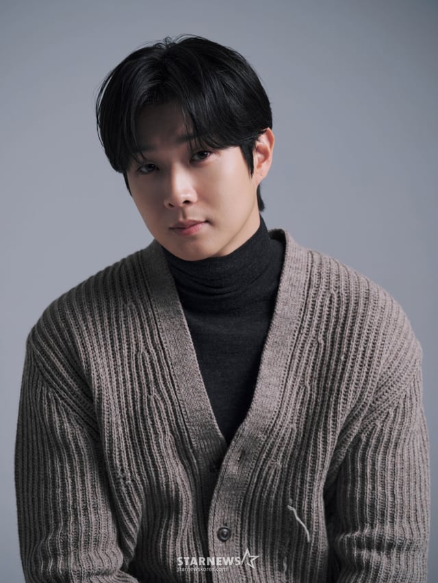영화 '넘버원'의 주연배우 최우식이 3일 진행된 라운드 인터뷰를 위해 포즈를 취하고 있다. /사진제공=바이포엠스튜디오 2026.02.03 /사진=이동훈 photoguy@