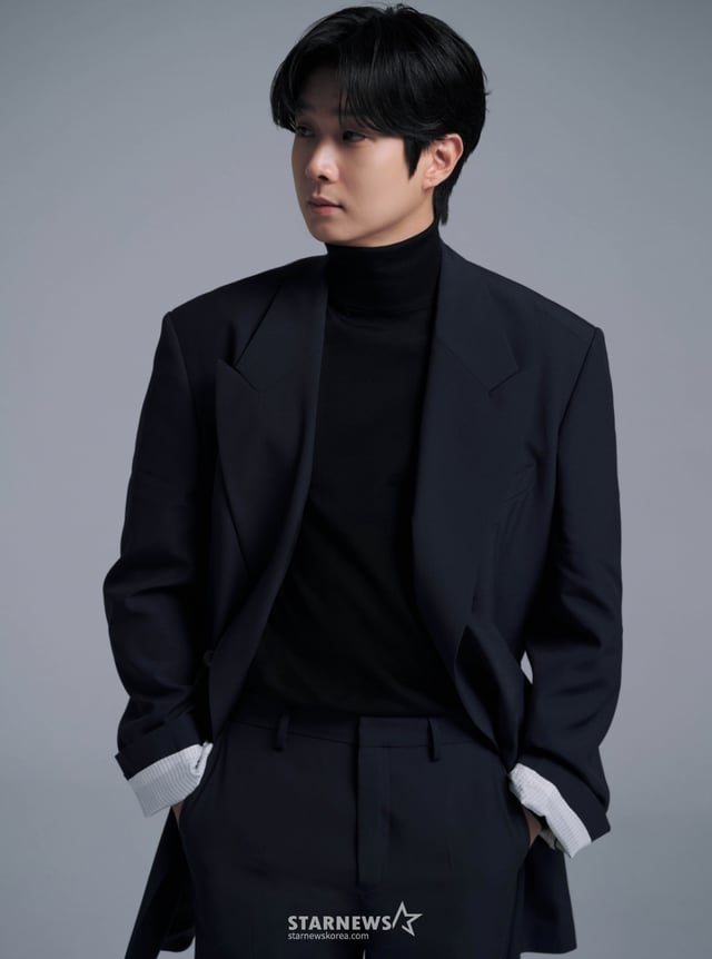 영화 '넘버원'의 주연배우 최우식이 3일 진행된 라운드 인터뷰를 위해 포즈를 취하고 있다. /사진제공=바이포엠스튜디오 2026.02.03 /사진=이동훈 photoguy@