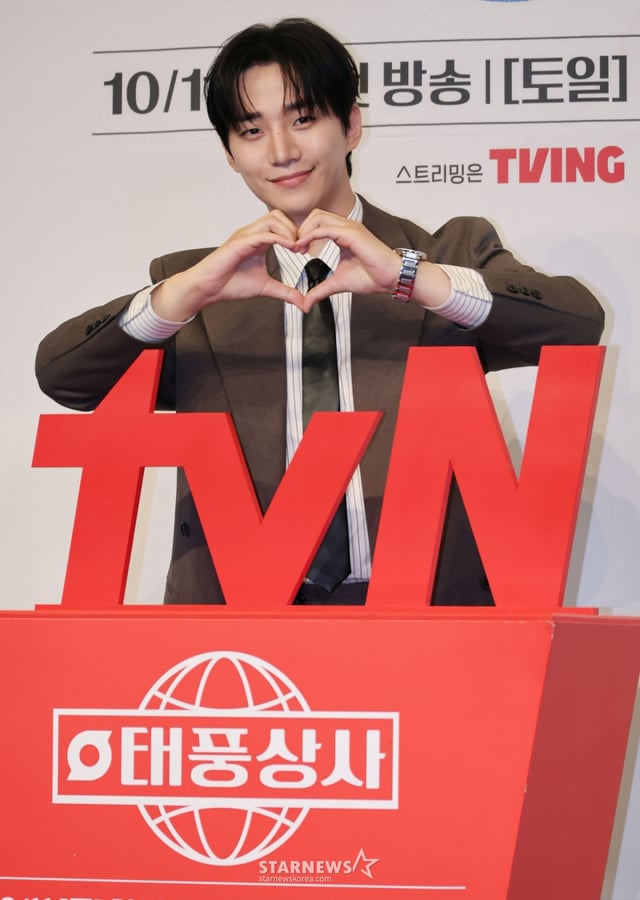 배우 이준호가 1일 오후 서울 구로구 더 링크 트리뷰트 포트폴리오 호텔에서 진행된 tvN 드라마 '태풍상사' 제작발표회에 참석해 포즈를 취하고 있다. 1997년 IMF. 직원도, 돈도, 팔 것도 없는 무역회사의 사장이 되어버린 초보 상사맨 ‘강태풍’의 고군분투 성장기 '태풍상사'는 오는 11일 첫 방송된다. /2025.10.01 /사진=이동훈 photoguy@