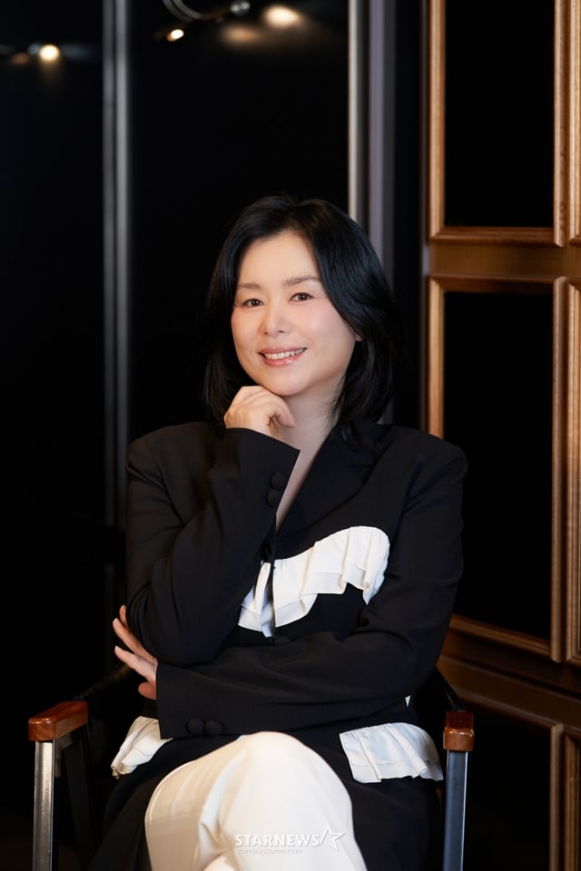 영화 '넘버원'의 배우 장혜진이 3일 진행된 인터뷰를 위해 포즈를 취하고 있다. /사진제공=바이포엠스튜디오/2026.02.03 /사진=김휘선 hwijpg@