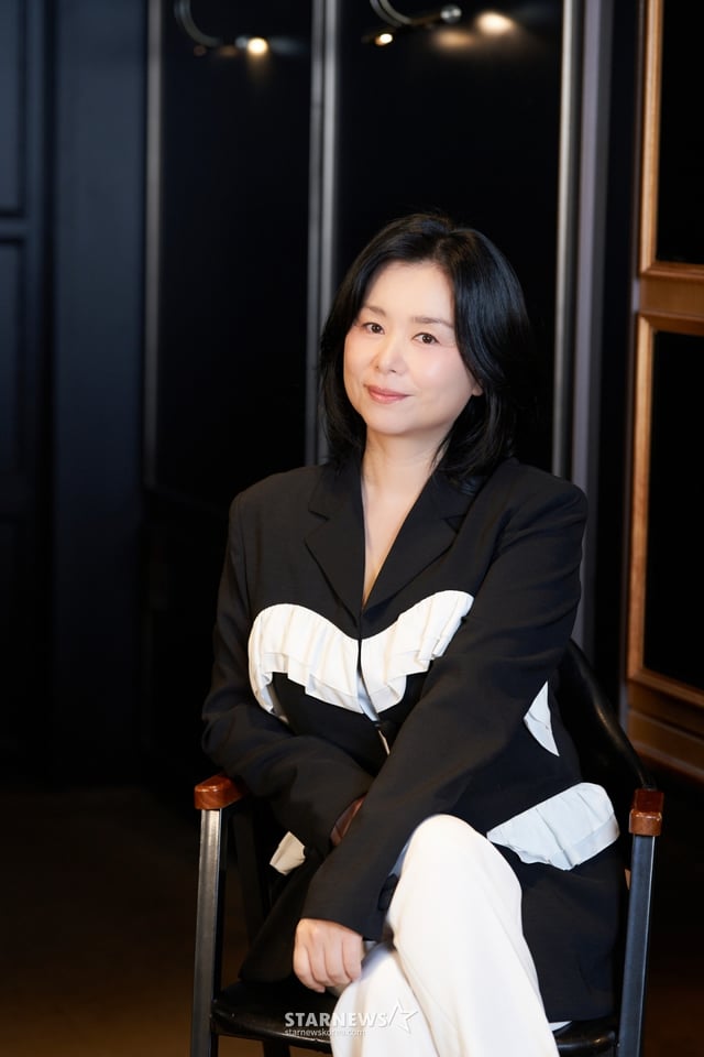 영화 '넘버원'의 배우 장혜진이 3일 진행된 인터뷰를 위해 포즈를 취하고 있다. /사진제공=바이포엠스튜디오/2026.02.03 /사진=김휘선 hwijpg@