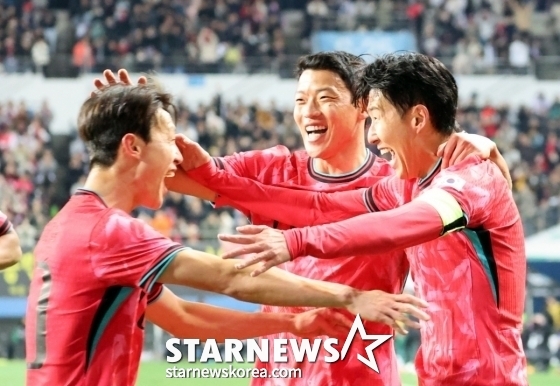 Son Heung-min (right) is delighted to score the first goal in a friendly match against Bolivia (76th) at Daejeon World Cup Stadium. Hwang Hee-chan (center) and Lee Jae-sung celebrate together. /Picture = Senior Reporter Kang Young-jo