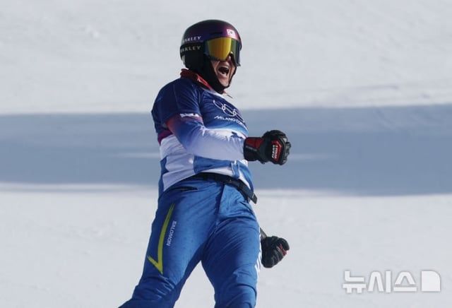 Kim Sang-gyeom roars after winning the semifinals of the men's parallel snowboarding competition at the 2026 Milan-Cortina D'Ampezzo Winter Olympics on the 8th. /Photo = Newsis
