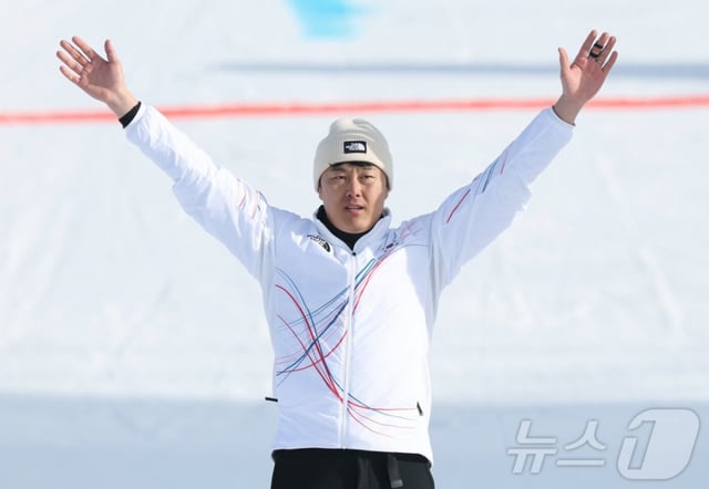 Kim Sang-gyeom is standing on the podium of the men's parallel competition at the 2026 Milan-Cortina D'Ampezzo Winter Olympics at Lvigno Snowpark in Italy on the 8th (Korea time). /Photo = News 1