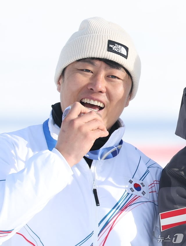 Kim Sang-gyeom is wearing a silver medal after the final of the men's parallel competition at the 2026 Milan-Cortina D'Ampezzo Winter Olympics at Lvigno Snowpark in Italy on the 8th (Korea time). /Photo = News 1