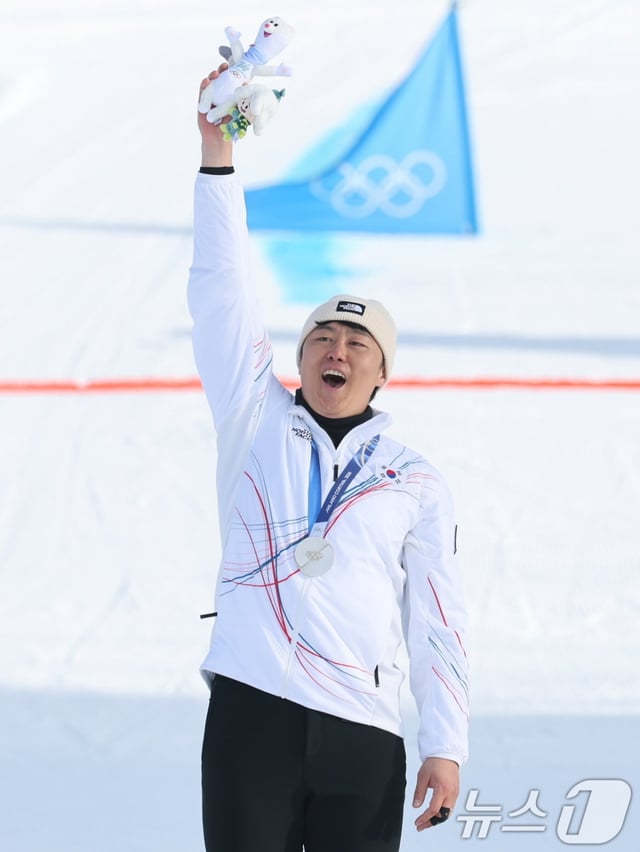Kim Sang-gyeom is happy to win a silver medal in the men's parallel competition at the 2026 Milan-Cortina D'Ampezzo Winter Olympics held at Lvigno Snowpark in Italy on the 8th (Korea time). /Photo = News 1