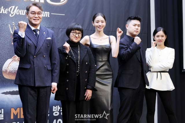 이석원 명장, 노희영 대표, 배우 이다희, 권성준 셰프, 오마이걸 미미가 30일 서울 마포구 스탠포드호텔에서 진행된 MBN 서바이벌 '천하제빵' 제작발표회에 참석해 포즈를 취하고 있다. /2026.01.30 /사진=김휘선 hwijpg@